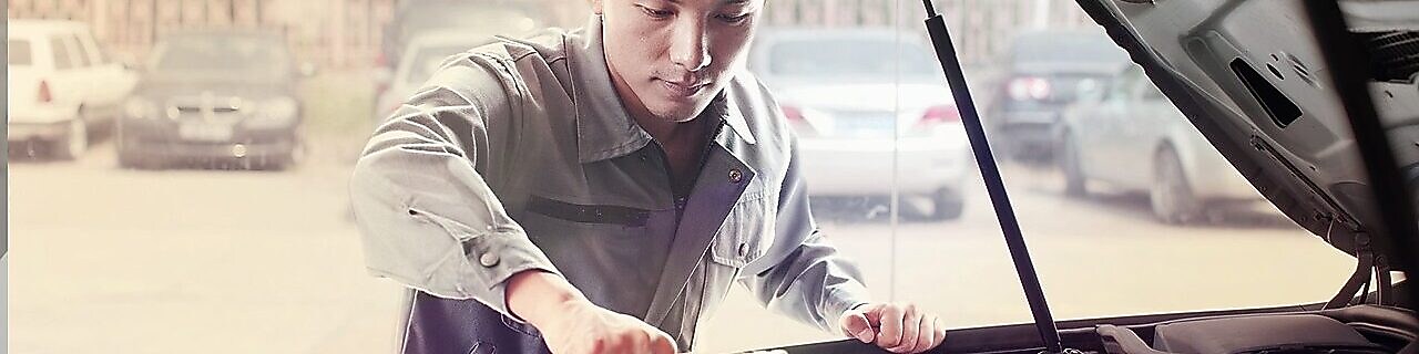 Mecánico reparando un coche