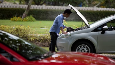 Super carro en la vía haciendo cambio de aceite con shell Helix