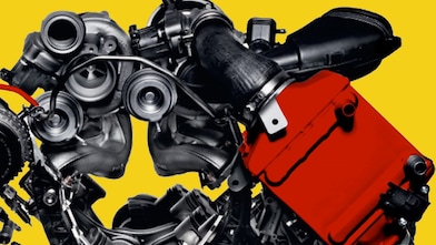 Imagen de un motor de coche sobre fondo amarillo