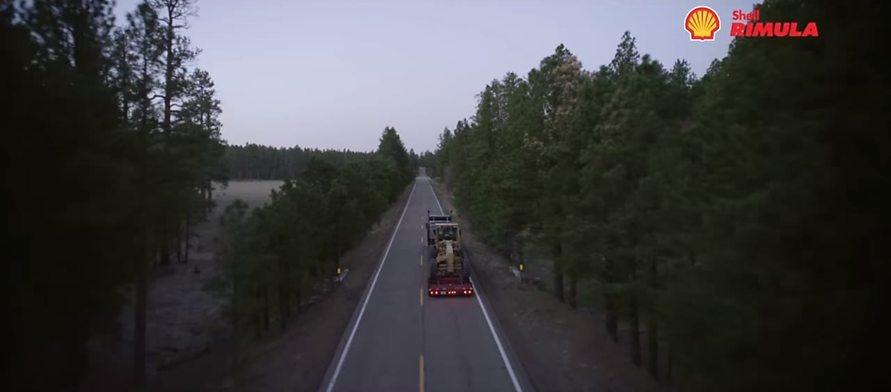 Imagen de un motor y el logotipo de Shell Rimula