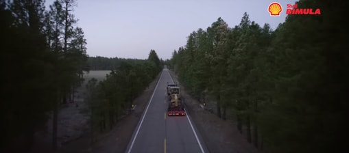 Imagen de un motor y el logotipo de Shell Rimula