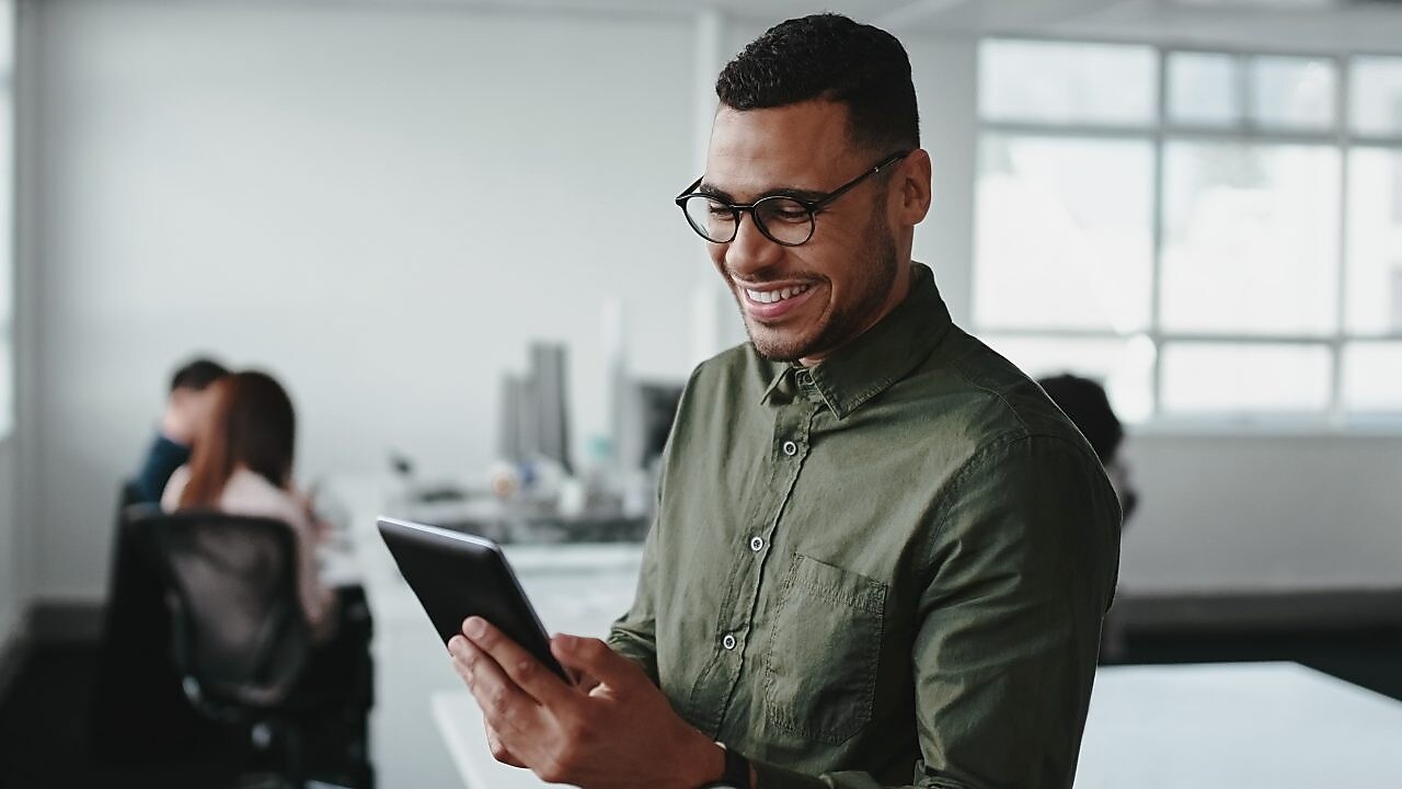 Joven hombre utilizando un tablet