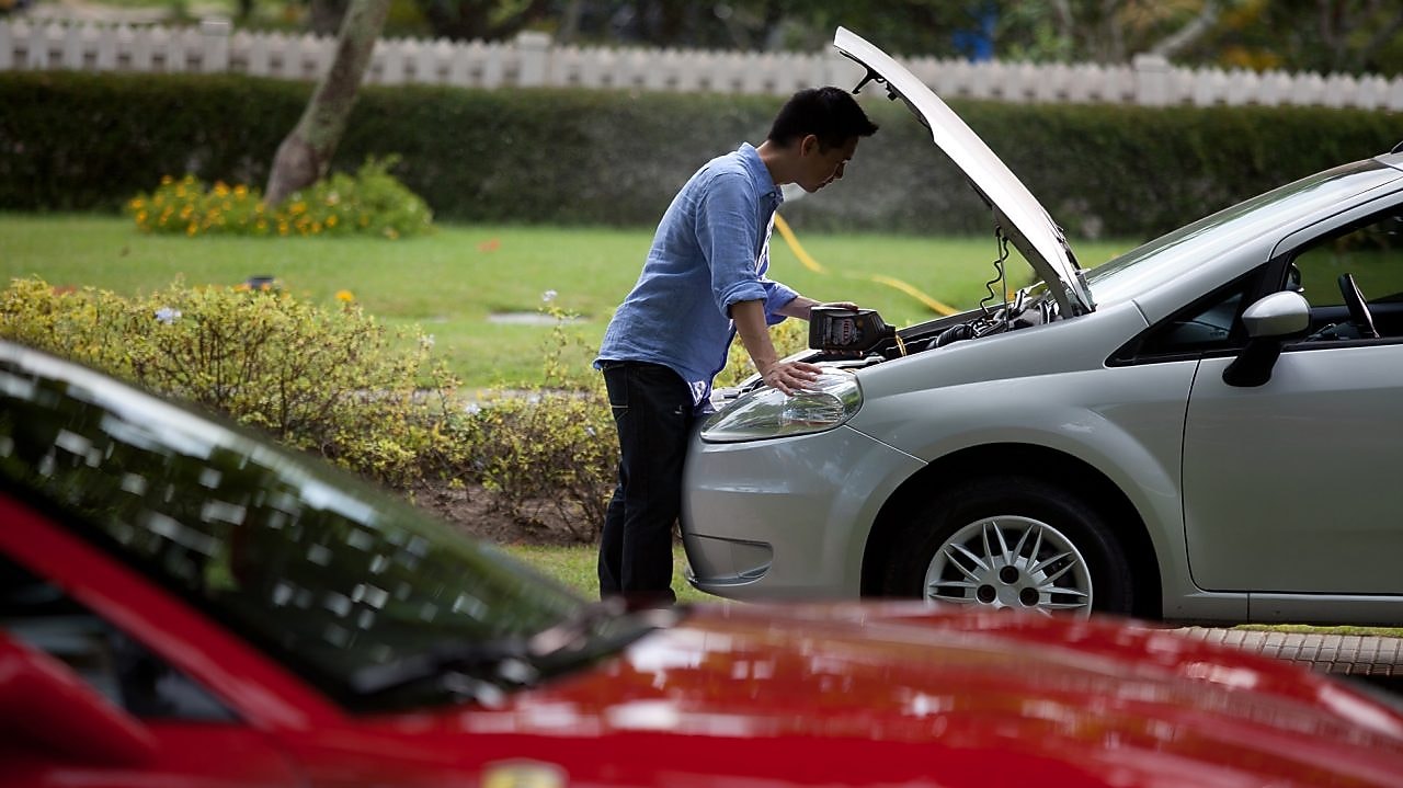 Super carro en la vía haciendo cambio de aceite con shell Helix
