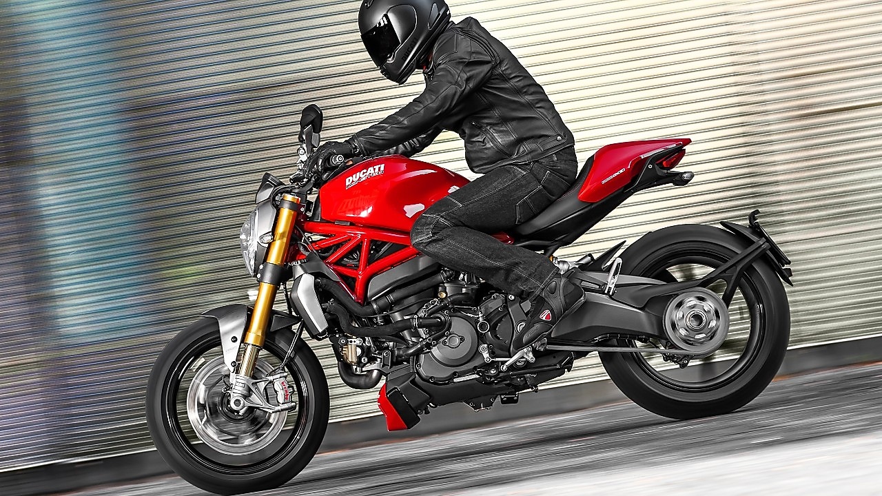 Hombre andando una moto que usa aceite de alta calidad para motor de motocicleta