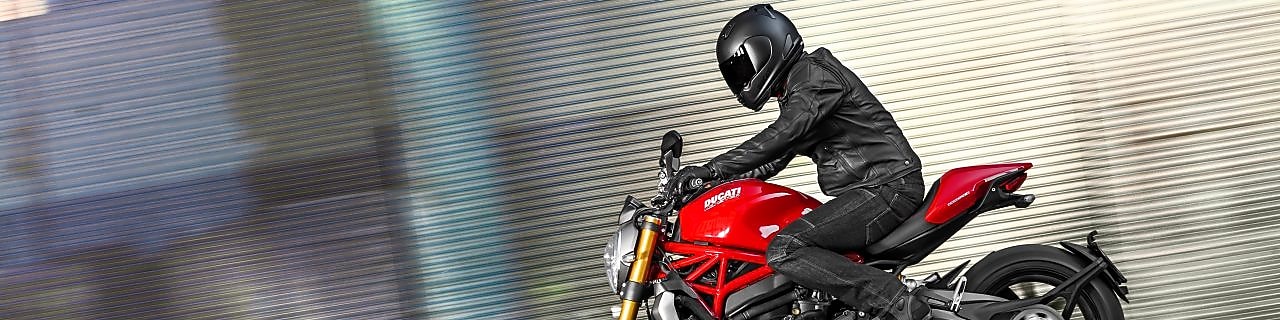 Hombre andando una moto que usa aceite de alta calidad para motor de motocicleta