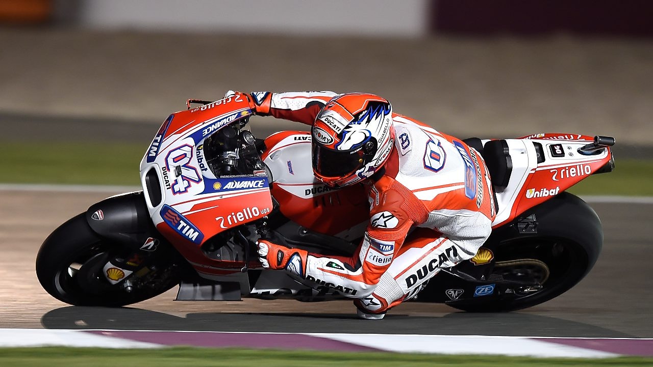 piloto de Ducati andando en una moto