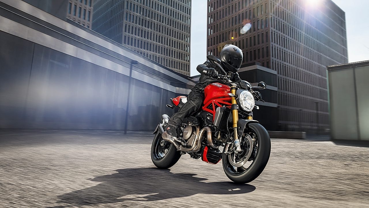 piloto de alta competición manejando una moto