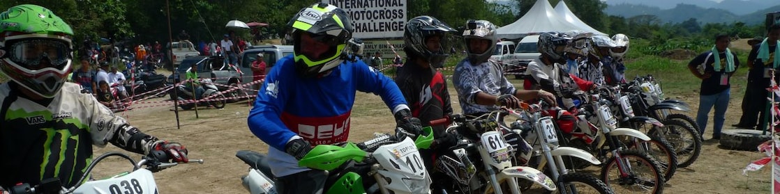Motos de motocross alineadas al inicio de una carrera