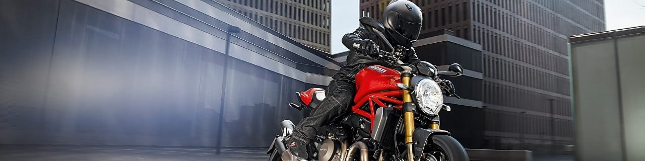 piloto de alta competición manejando una moto