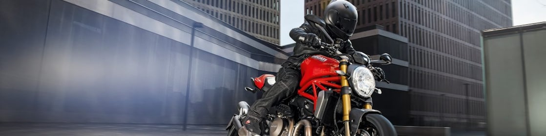 piloto de alta competición manejando una moto