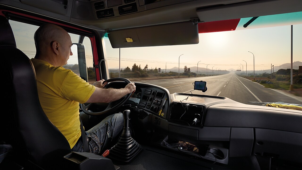 conductor de camión manejando en una ruta vacía