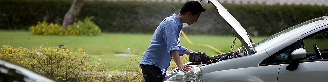 Super carro en la vía haciendo cambio de aceite con shell Helix