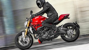 Hombre andando una moto que usa aceite de alta calidad para motor de motocicleta
