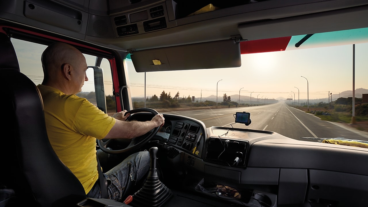 conductor de camión manejando en una ruta vacía