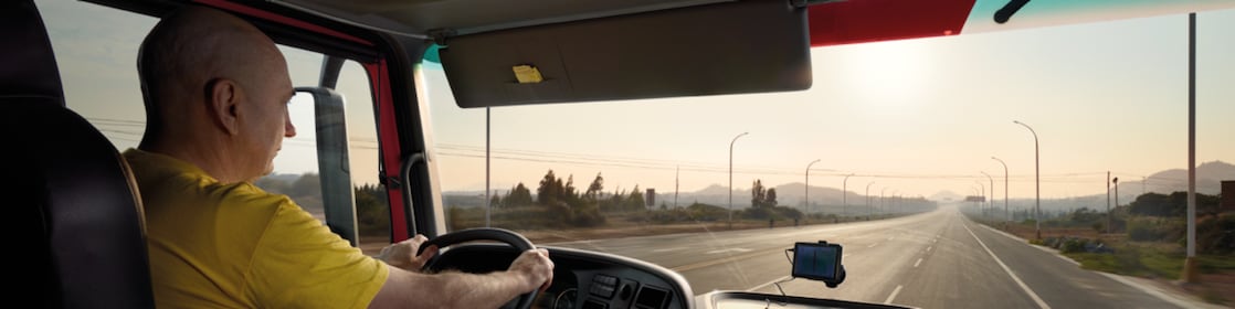conductor de camión manejando en una ruta vacía
