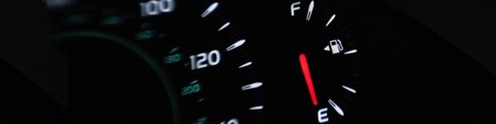 Pantalla del tablero que muestra bajo nivel de combustible