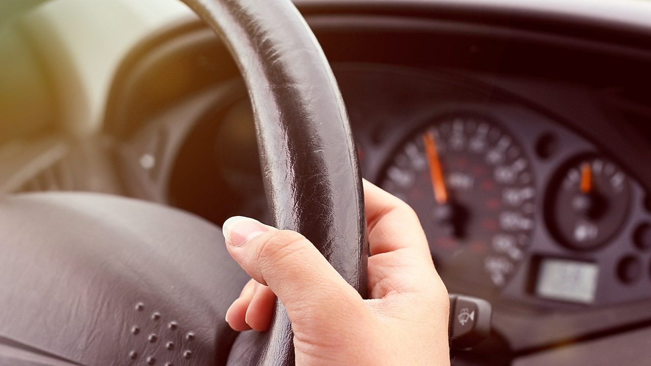 Hombre sujetando un volante