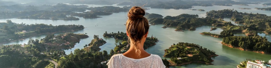 Mujer observando el paisaje desde las alturas