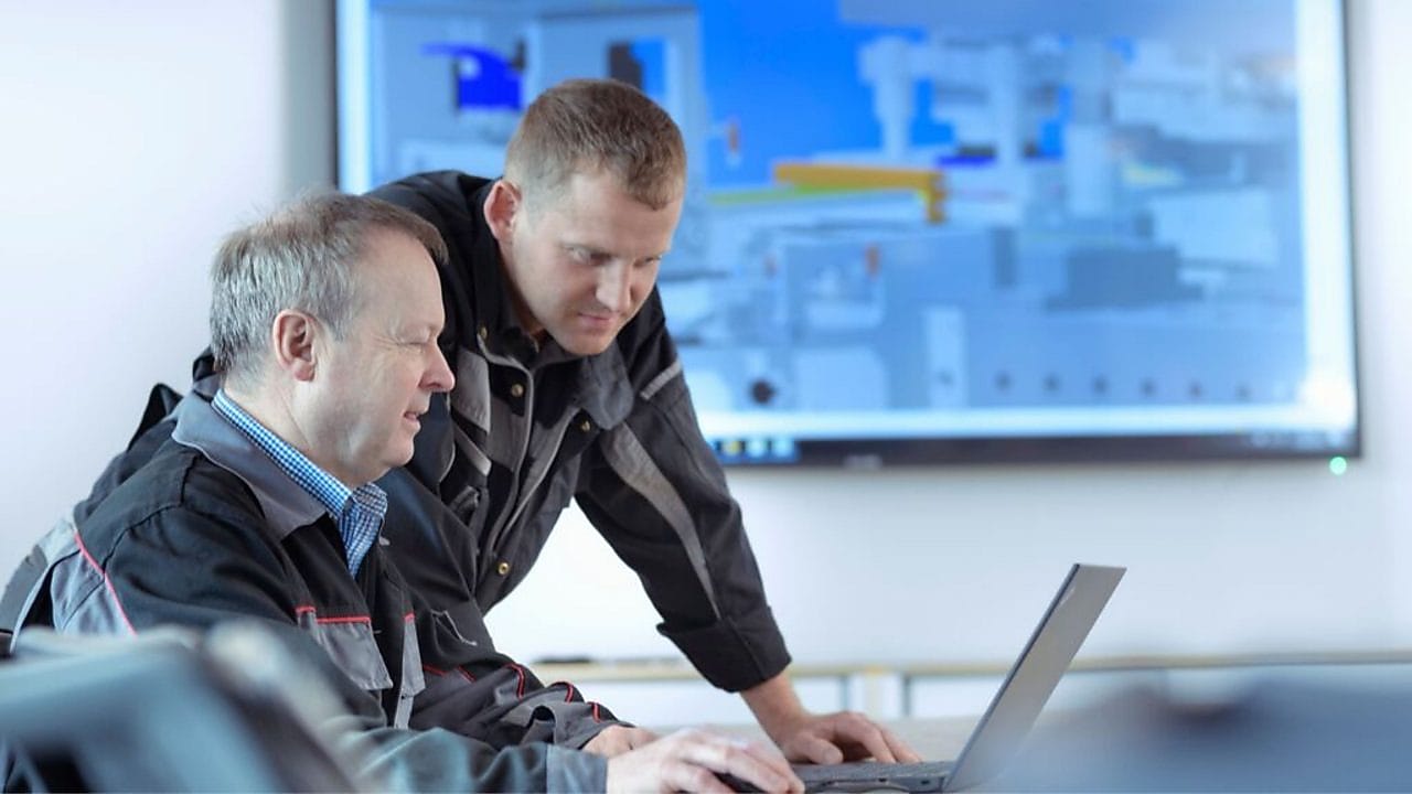 Dos hombres trabajando en un ordenador móvil