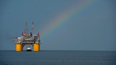 Plataforma Mars B en el Golfo de México, con un arco iris detrás