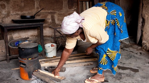 Señora cocinando con un horno en Nigeria