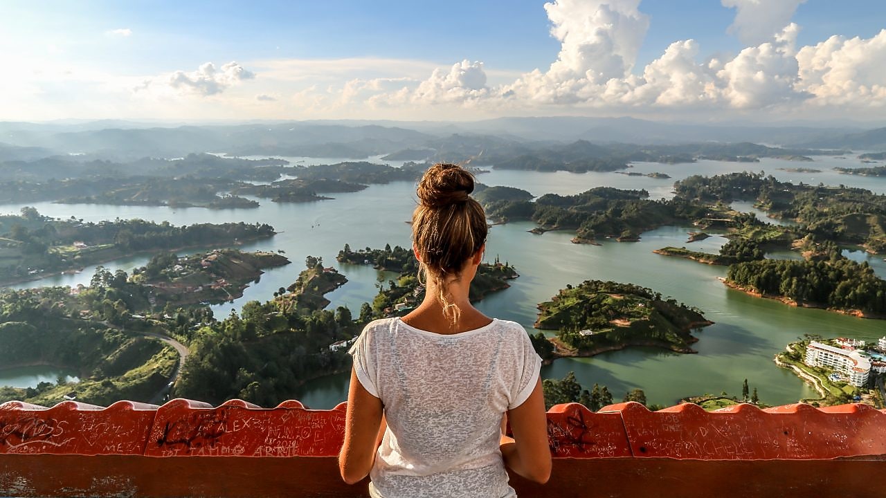 Mujer observando el paisaje desde las alturas