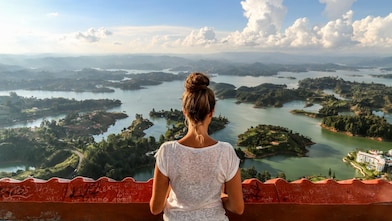 Mujer observando el paisaje desde las alturas
