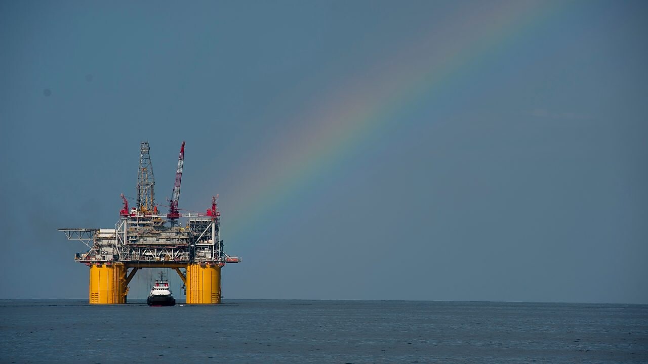 Plataforma Mars B en el Golfo de México, con un arco iris detrás
