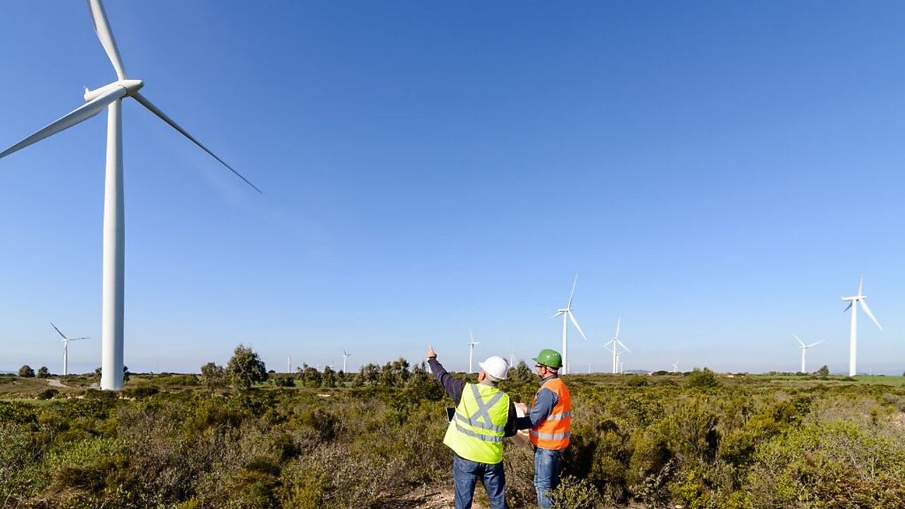 Trabajadores observando la estación de energía eólica