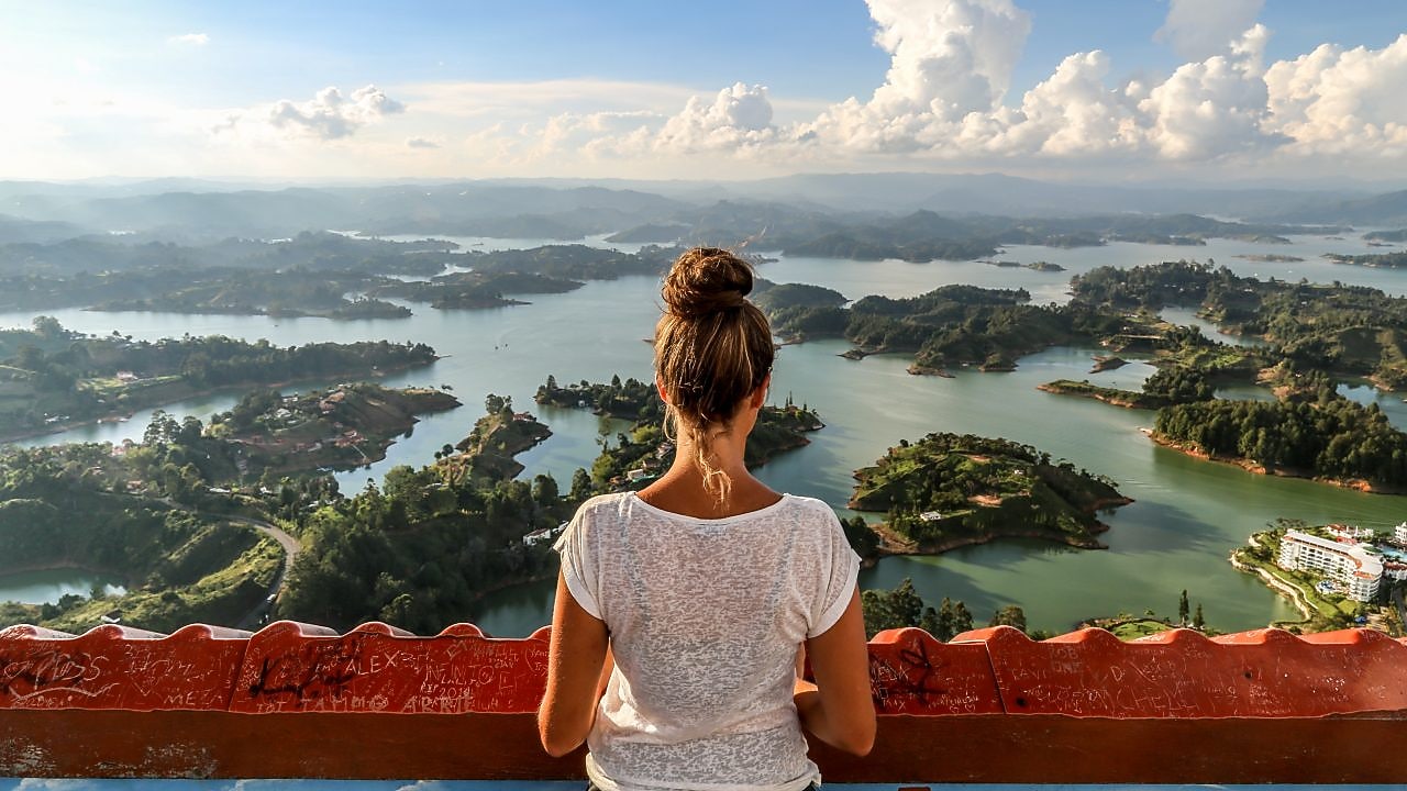 Mujer observando el paisaje desde las alturas