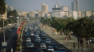 Congestión de tráfico en Marine Drive en Bombay, India