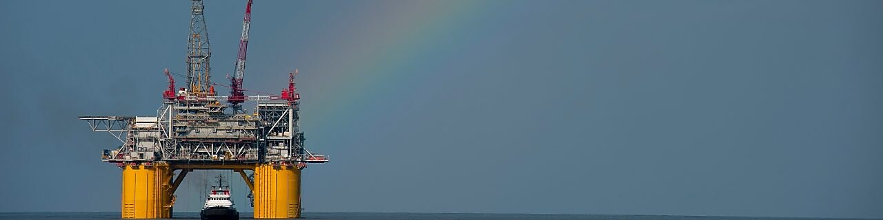 Plataforma Mars B en el Golfo de México, con un arco iris detrás