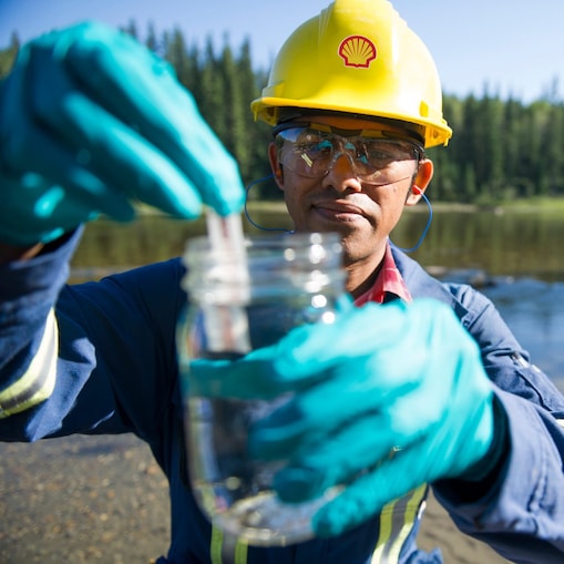 Coordinador medioambiental de Shell realizando un ensayo con una muestra de agua