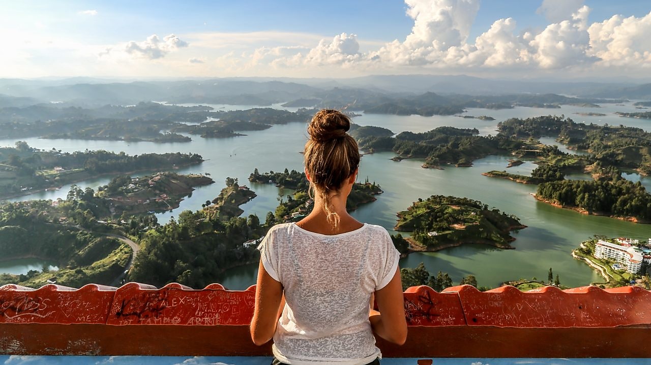 Mujer observando el paisaje desde las alturas