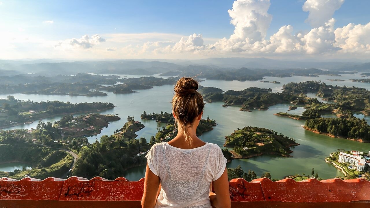 Mujer observando el paisaje desde las alturas